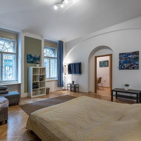 Spacious 3 Bedroom Apartment In The Heart Of Прага Екстериор снимка