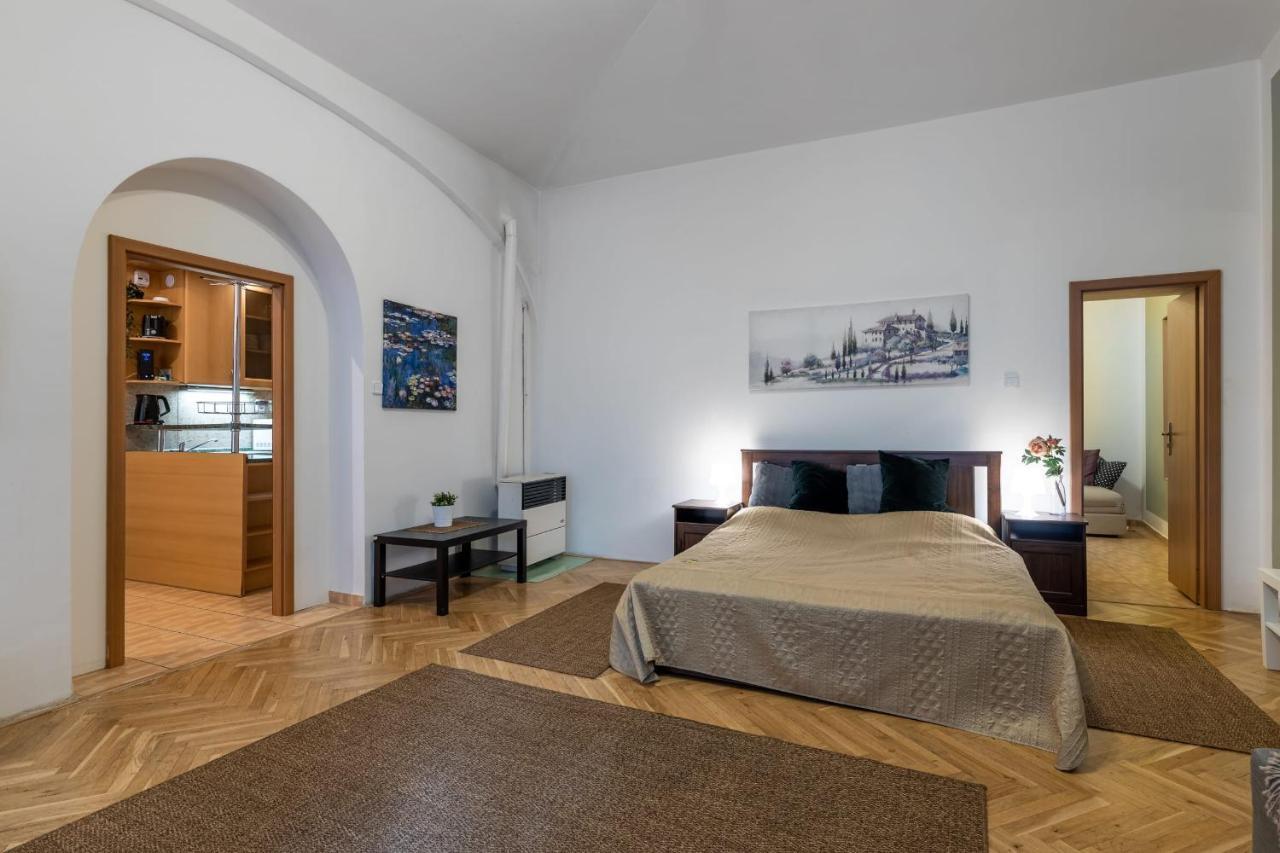 Spacious 3 Bedroom Apartment In The Heart Of Прага Екстериор снимка