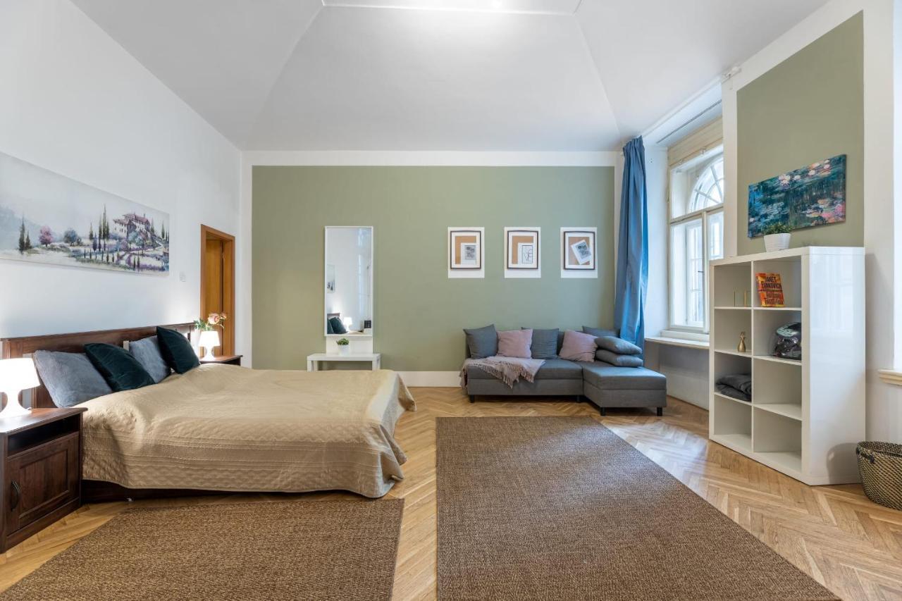 Spacious 3 Bedroom Apartment In The Heart Of Прага Екстериор снимка
