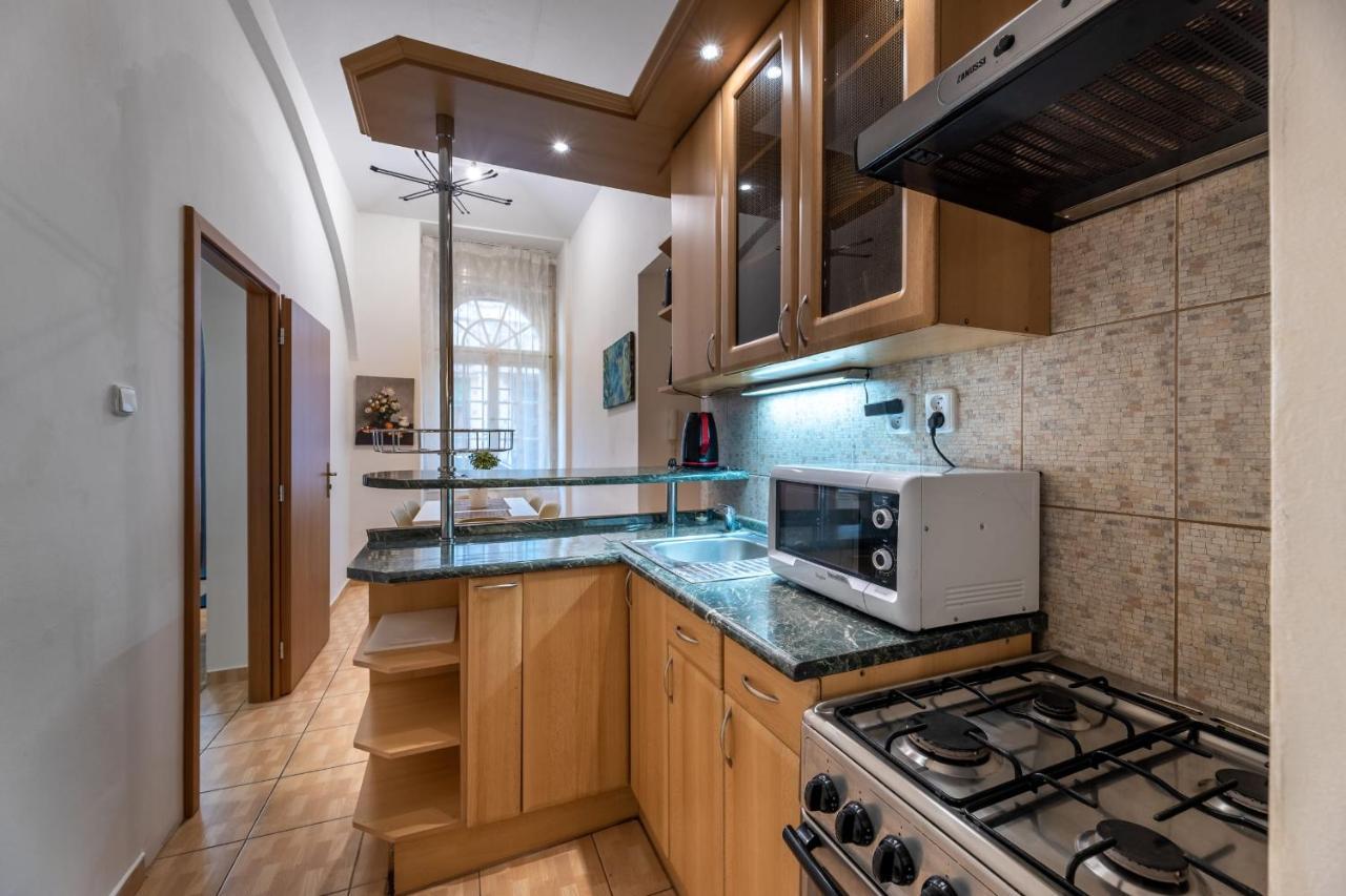 Spacious 3 Bedroom Apartment In The Heart Of Прага Екстериор снимка
