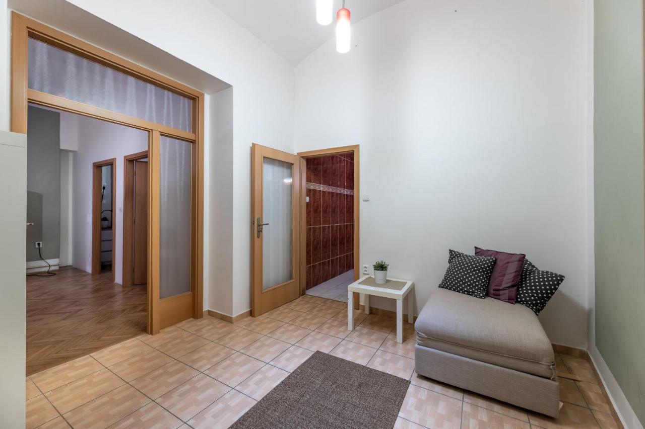 Spacious 3 Bedroom Apartment In The Heart Of Прага Екстериор снимка