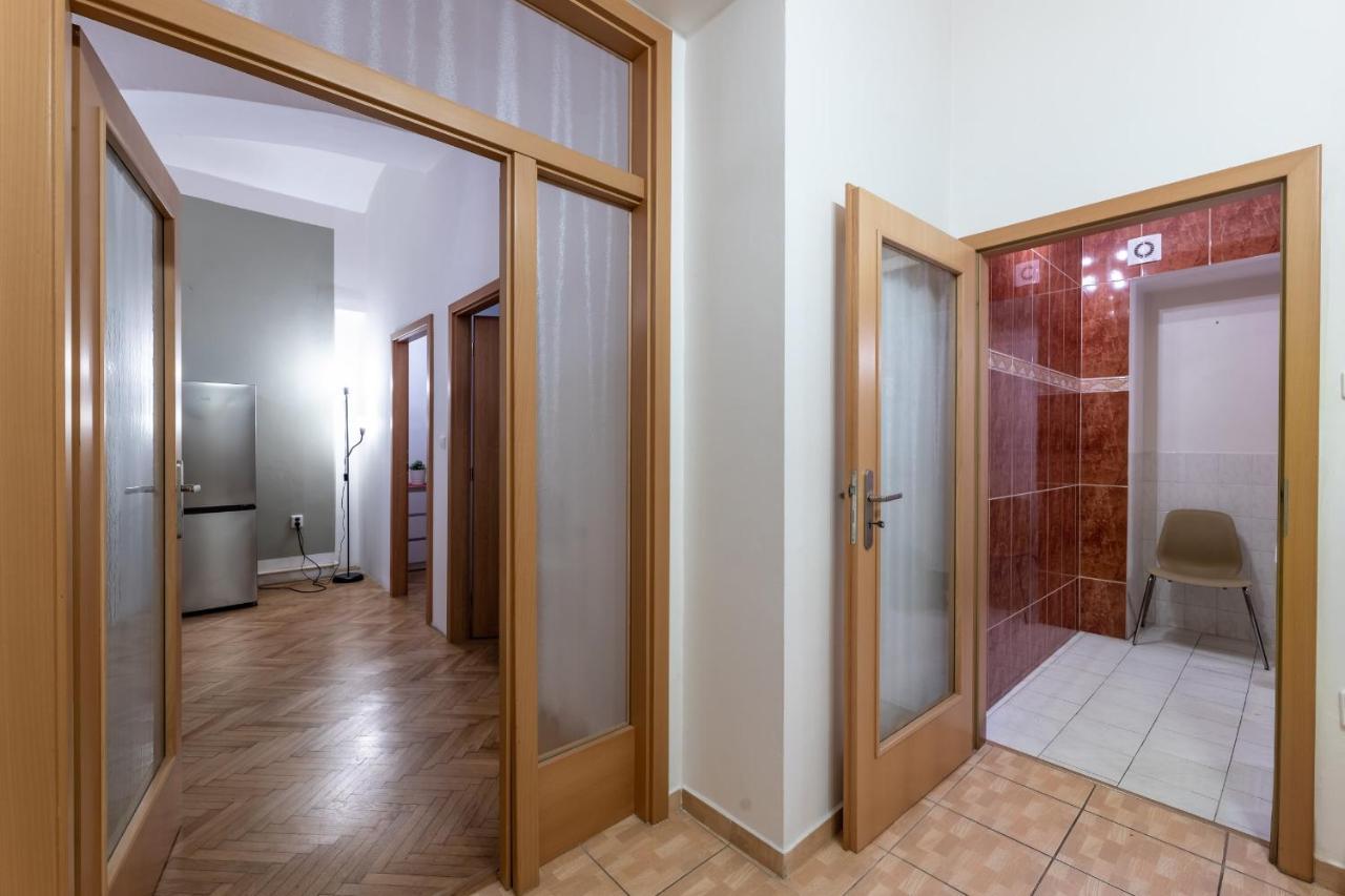 Spacious 3 Bedroom Apartment In The Heart Of Прага Екстериор снимка
