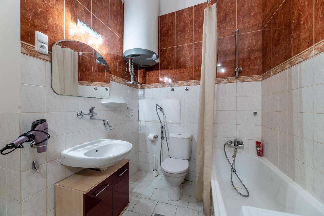 Spacious 3 Bedroom Apartment In The Heart Of Прага Екстериор снимка